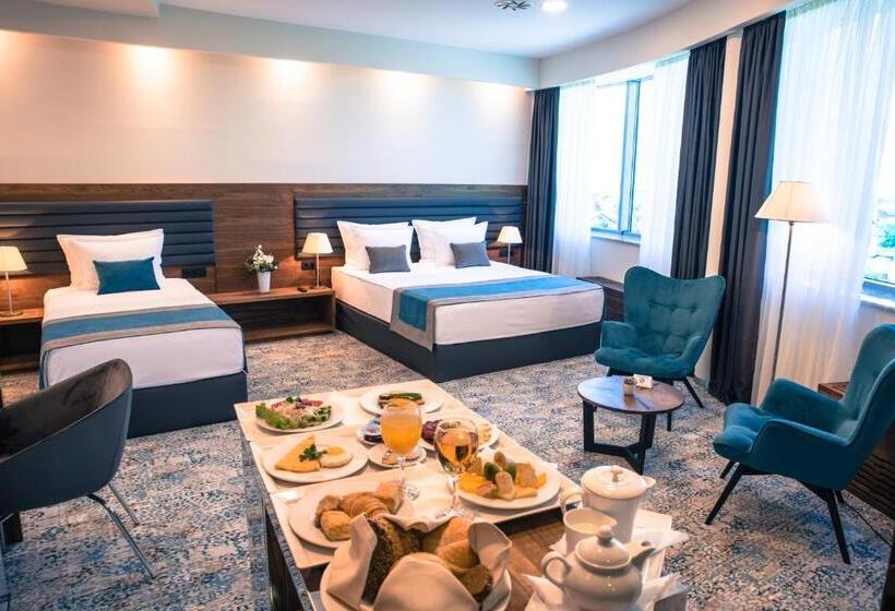 חדר פרמיום לשלושה, Radon Plaza