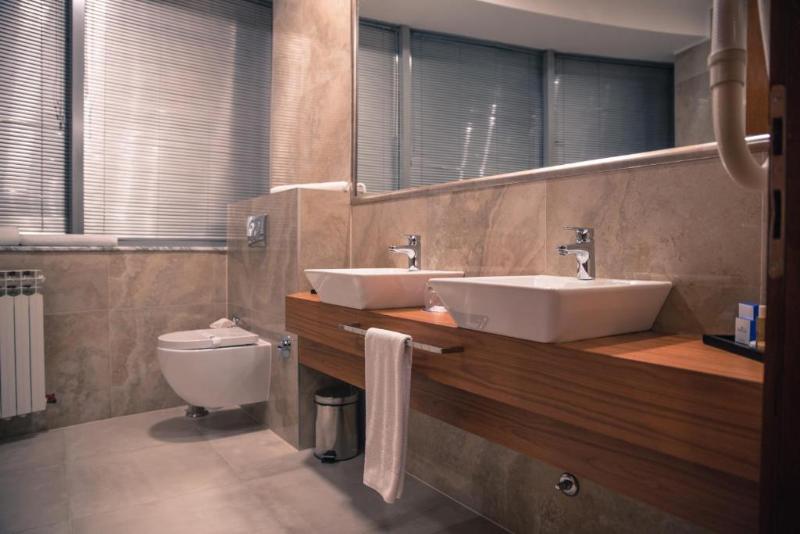 חדר פרמיום לשלושה, Radon Plaza