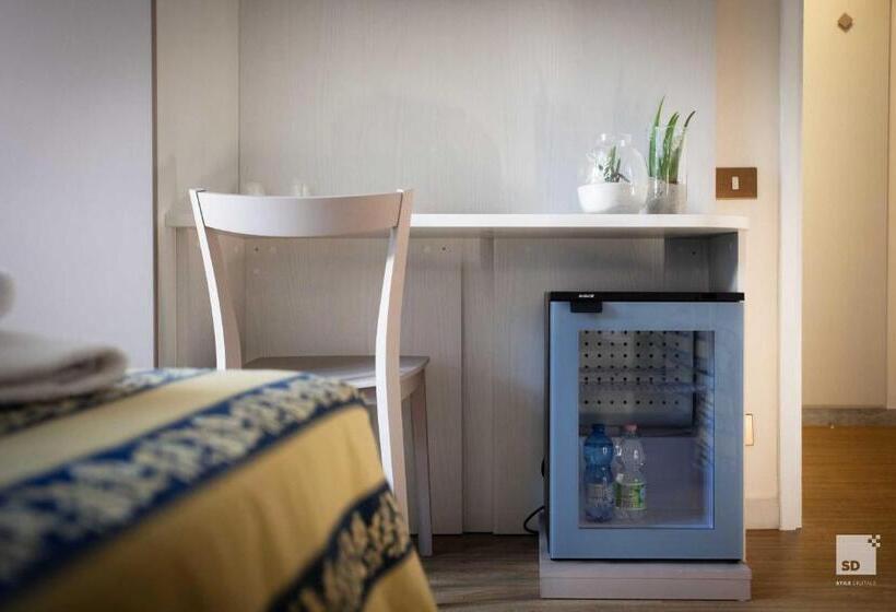 חדר קלאסי לשלושה, Venezia