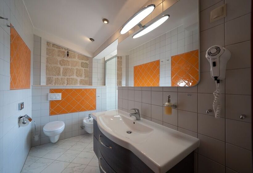 חדר סופריור עם נוף לים ומרפסת, Villa Dvor