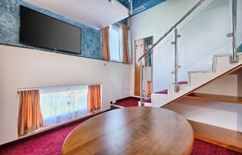 سوئیت با چشمانداز رودخانه, Villa Dvor