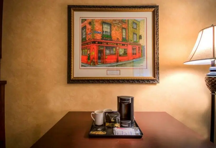キングサイズベッドのスイートルーム, Irish Cottage Inn & Suites