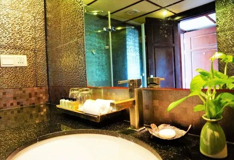 اتاق لوکس با چشمانداز استخر, Baan Laimai Beach Resort & Spa Sha Extra Plus