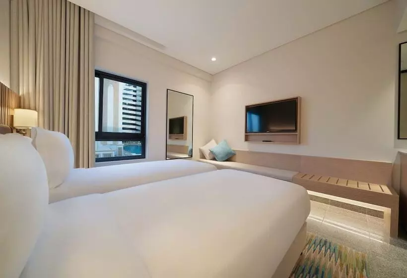 اتاق استاندارد با چشم‌انداز استخر, Arabian Park Dubai, An Edge By Rotana