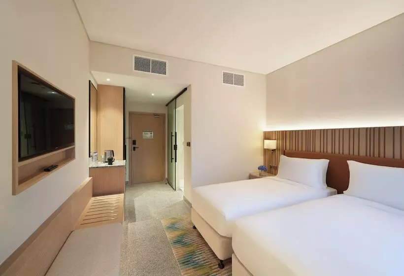 اتاق استاندارد با چشم‌انداز استخر, Arabian Park Dubai, An Edge By Rotana