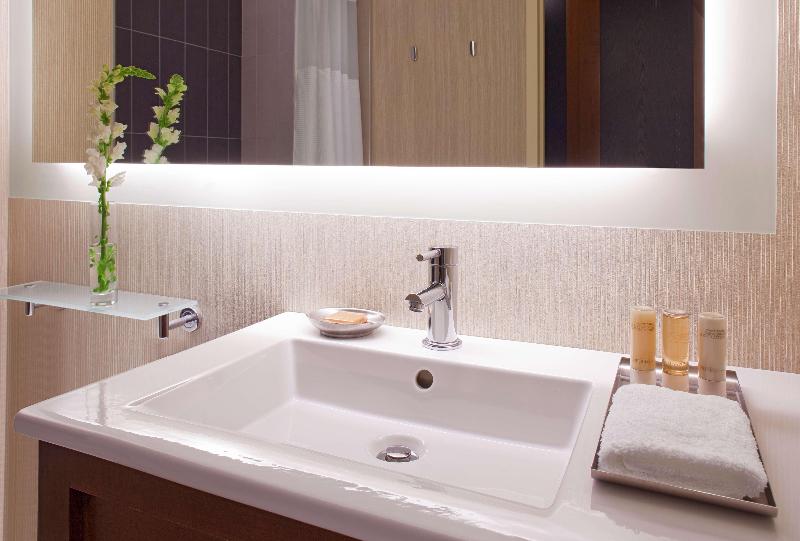 سوئیت 2 خوابه, Cosmo Hotel Hong Kong