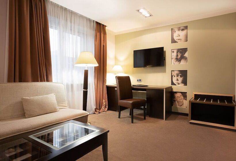 اتاق لوکس, Cosmopolit