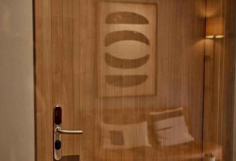 اتاق استاندارد یک نفره, Frón