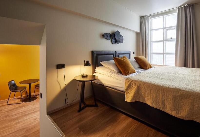 اتاق خانوادگی, Frón