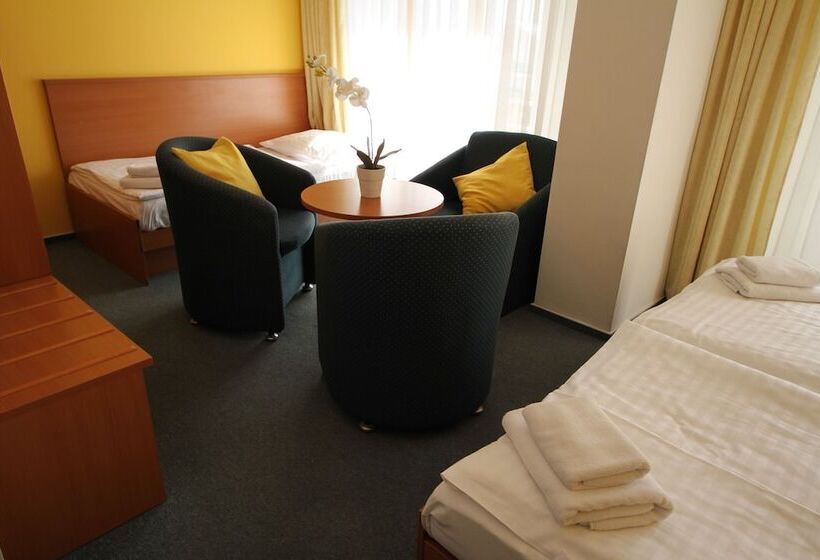 اتاق استاندارد سه نفره, Meritum