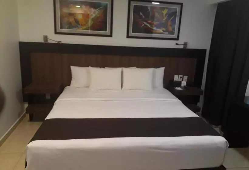 キングサイズベッドのデラックスルーム, Hotel & Suites PF