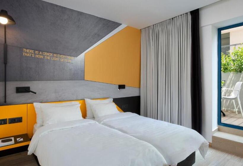 חדר סופריור עם מרפסת, By14 Tlv