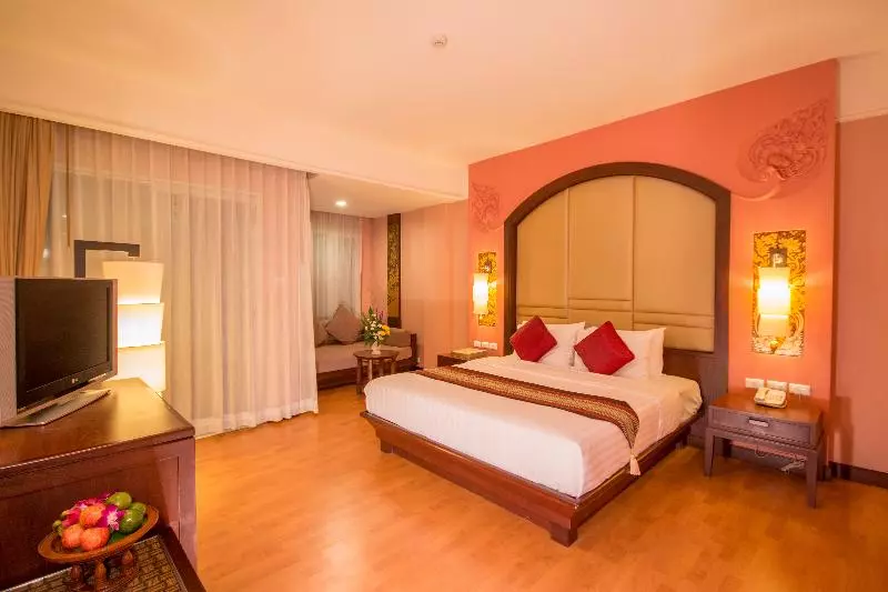 اتاق لوکس با چشم‌انداز استخر, Grand Pacific Sovereign Resort & Spa