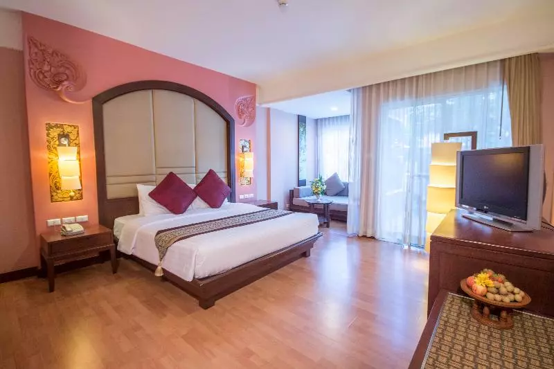 اتاق لوکس با چشم‌انداز استخر, Grand Pacific Sovereign Resort & Spa