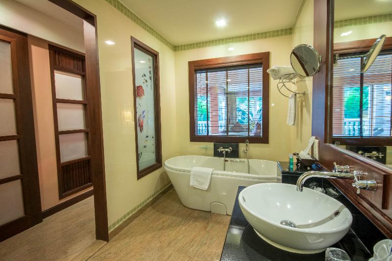 اتاق لوکس با چشم‌انداز استخر, Grand Pacific Sovereign Resort & Spa