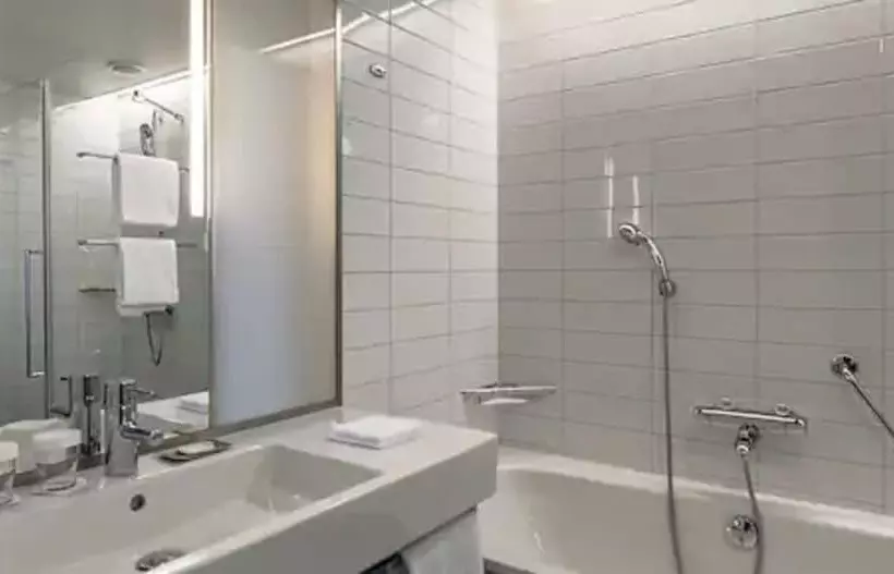 اتاق استاندارد با تخت دوبل, Hilton Helsinki Airport