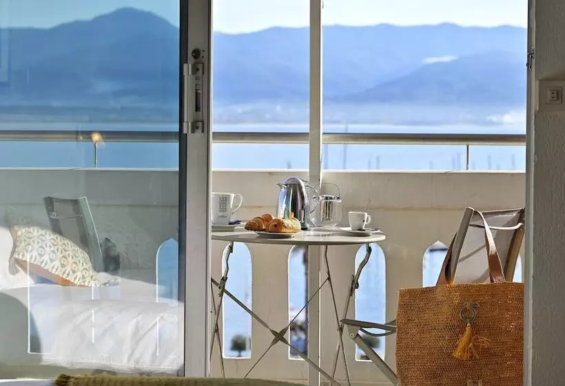 اتاق استاندارد با تراس و چشم‌انداز دریا, Hôtel Du Golfe