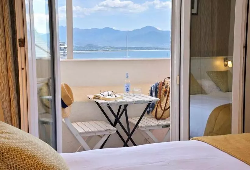 اتاق استاندارد با تراس و چشم‌انداز دریا, Hôtel Du Golfe