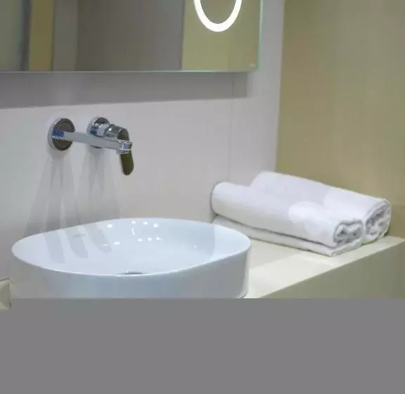 اتاق استاندارد چهار تخته, Reginna Palace