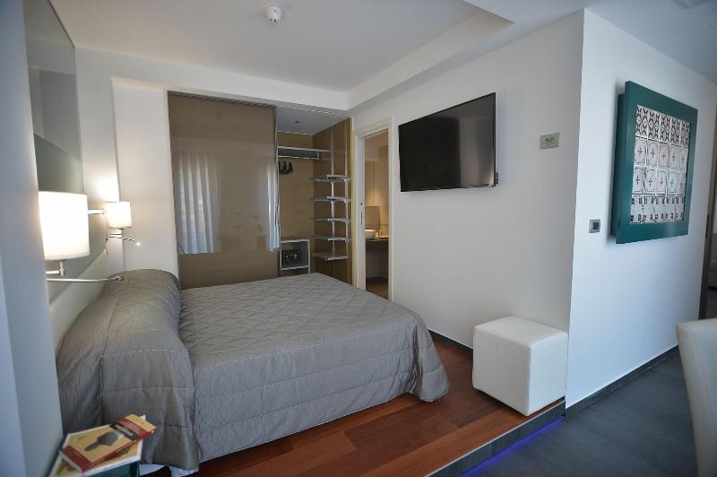 جناح مطلّ علي البحر, Reginna Palace