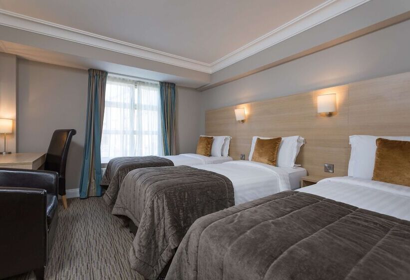 חדר סטנדרט לשלושה, The Fleet