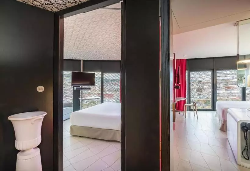 آپارتمان یک خوابه با دری مشترک که هال را جدا می کند., Barceló Raval