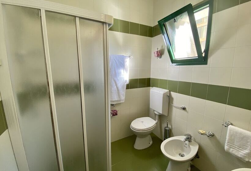 חדר סטנדרט לשלושה עם נוף צדדי לים, Florida