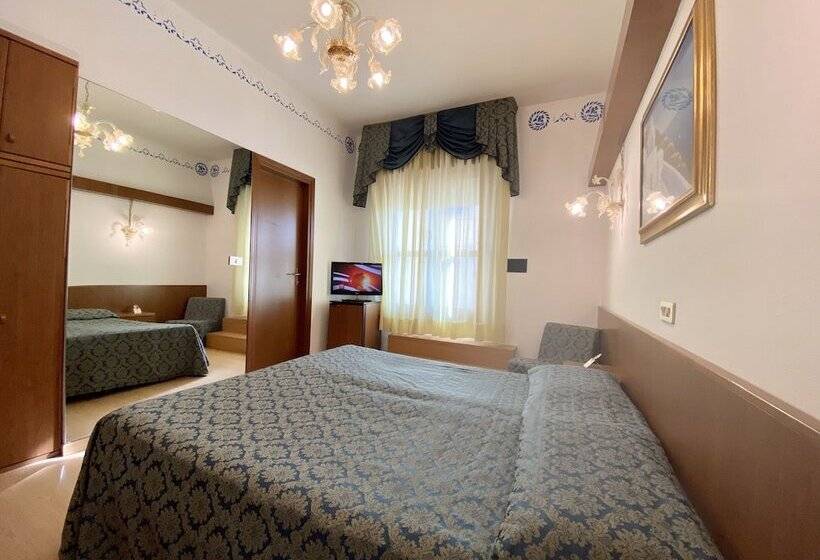 חדר סטנדרט לשלושה עם נוף צדדי לים, Florida