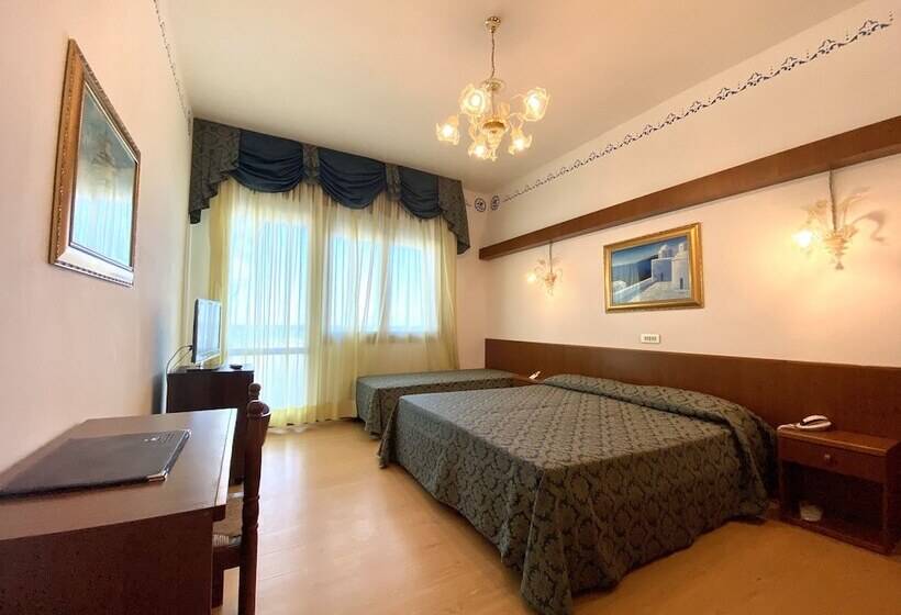 חדר סטנדרט לשלושה עם נוף צדדי לים, Florida