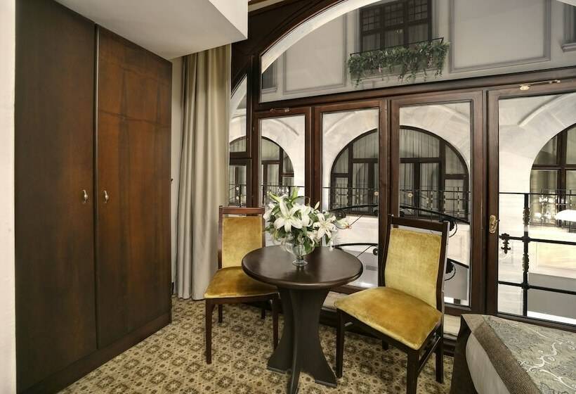 اتاق استاندارد با تخت بزرگ, Legacy Ottoman