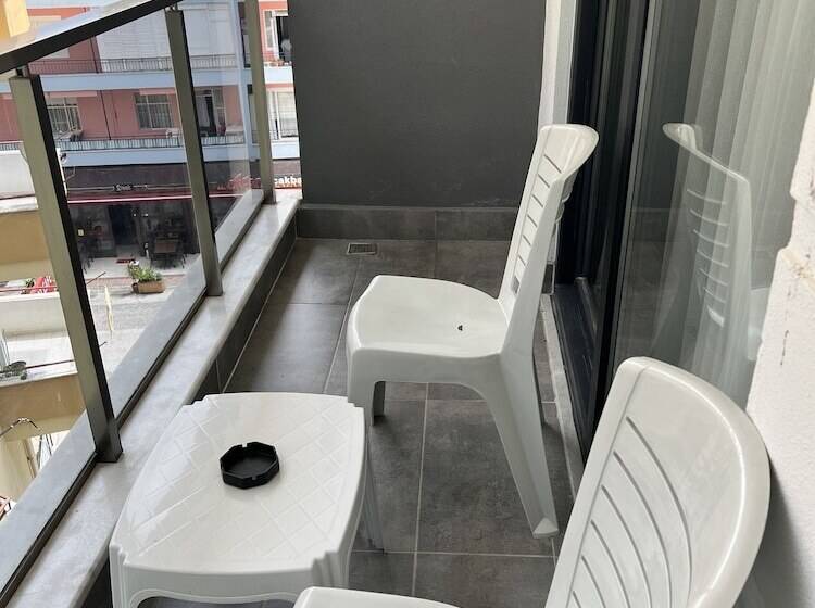 스탠다드 룸, Miss Cleopatra