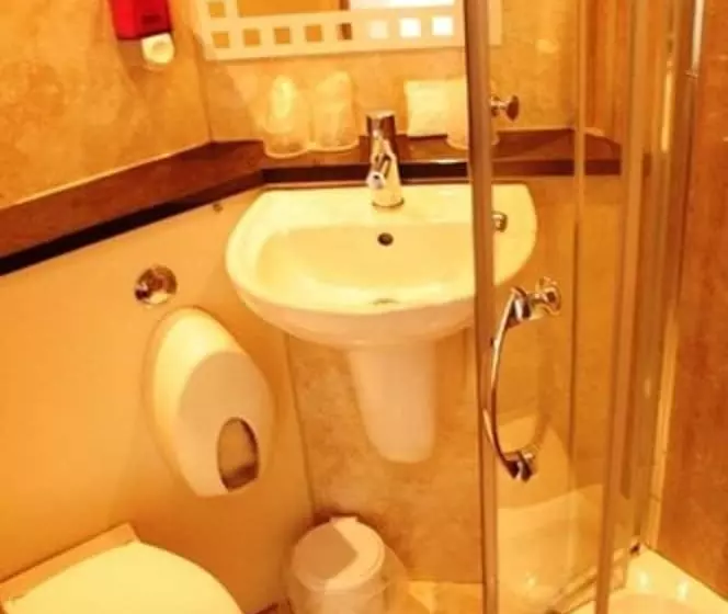 اتاق خانوادگی, Stay Inn Manchester