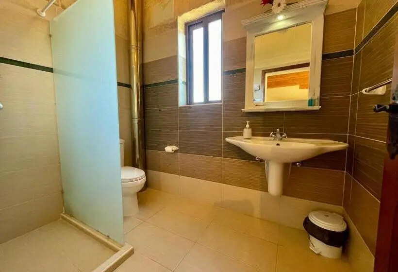 اتاق لوکس با بالکن و چشم‌انداز دریا, Ferrieha B&b