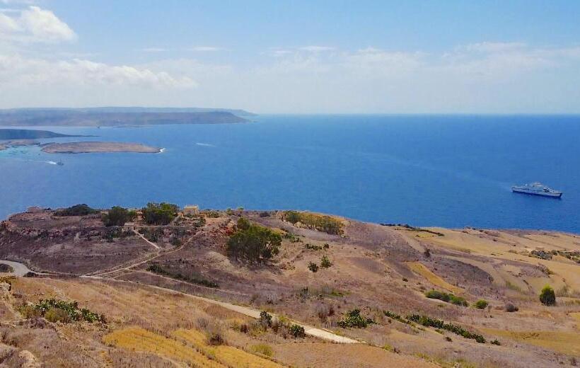 اتاق لوکس با بالکن و چشم‌انداز دریا, Ferrieha B&b