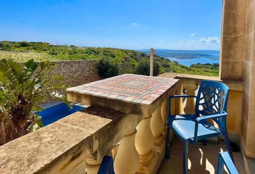 اتاق سه‌نفرۀ استاندارد با سرویس بهداشتی بیرون از اتاق, Ferrieha B&b