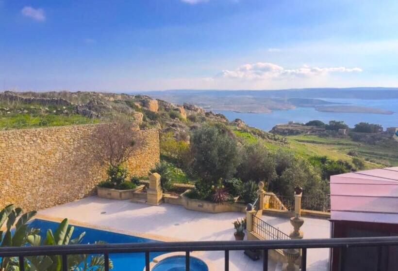 اتاق سه‌نفرۀ استاندارد با سرویس بهداشتی بیرون از اتاق, Ferrieha B&b