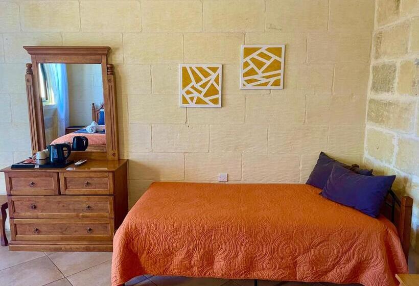 اتاق سه‌نفرۀ استاندارد با سرویس بهداشتی بیرون از اتاق, Ferrieha B&b