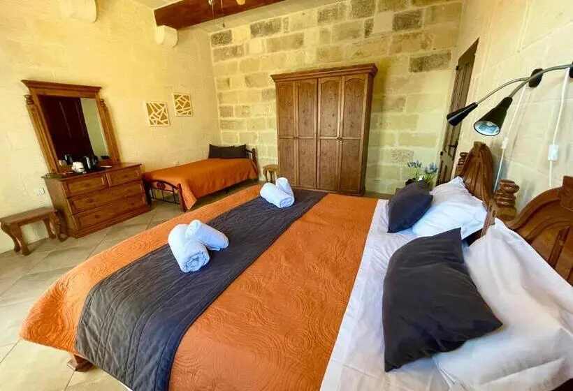 اتاق سه‌نفرۀ استاندارد با سرویس بهداشتی بیرون از اتاق, Ferrieha B&b