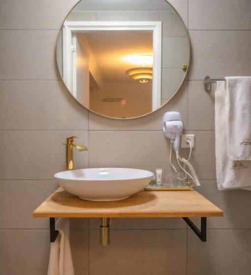 חדר דלוקס, The Velvet Lodge