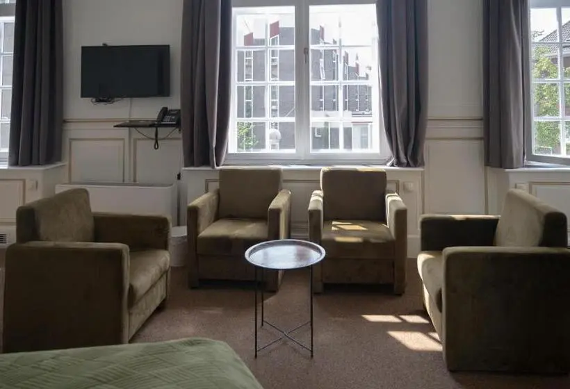 اتاق لوکس چهار تخته, The Velvet Lodge
