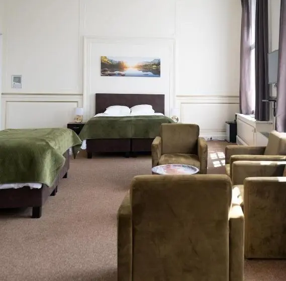 اتاق لوکس چهار تخته, The Velvet Lodge
