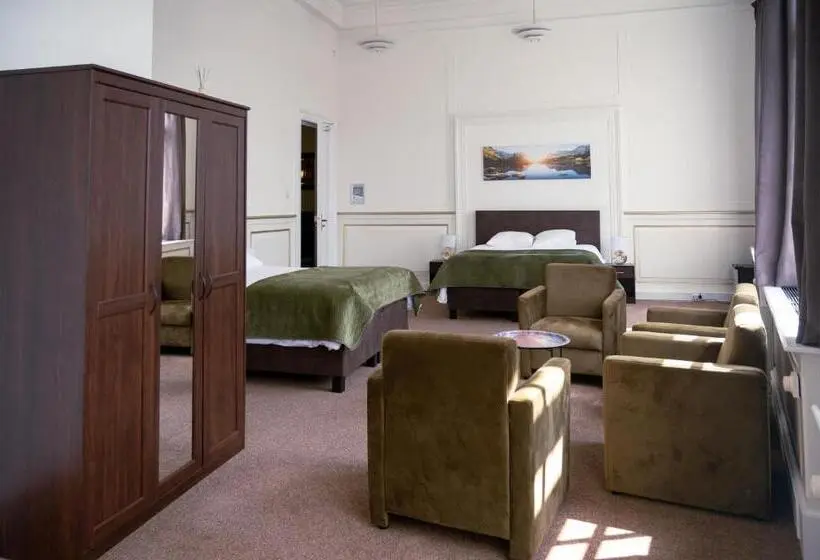 اتاق لوکس چهار تخته, The Velvet Lodge