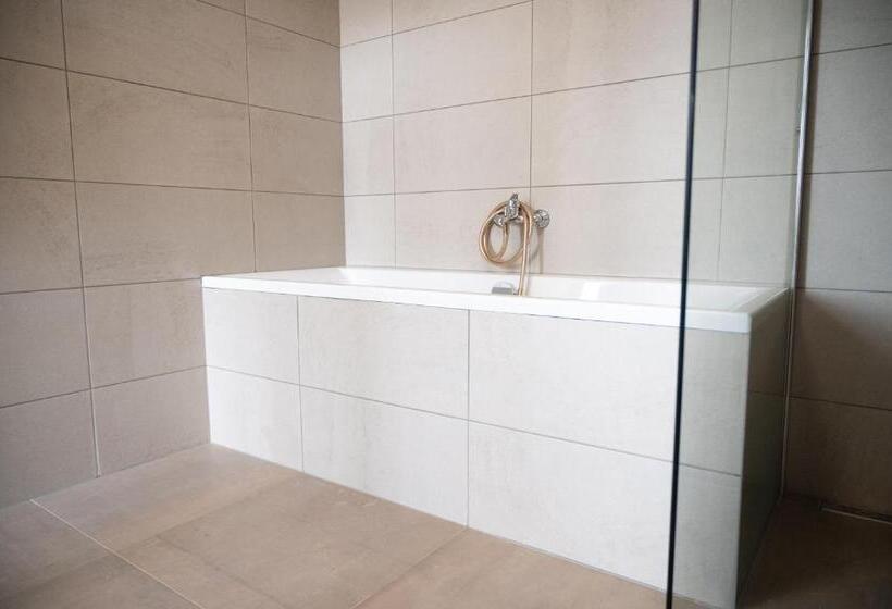 סוויטת סופריור, The Velvet Lodge