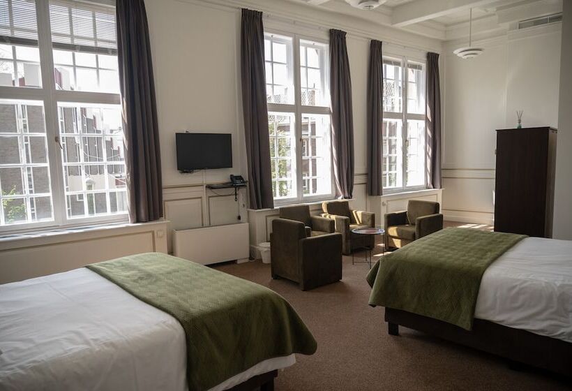 חדר דלוקס לארבעה, The Velvet Lodge