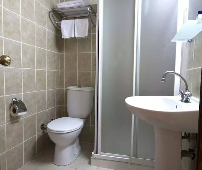 Habitació Triple Estàndard, Acikgoz