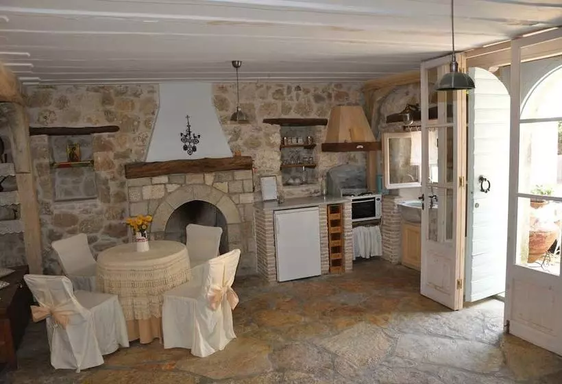 スタンダードスタジオ, Pavezzo Country Retreat