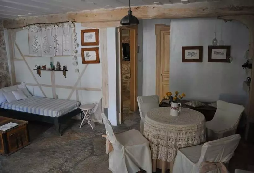 スタンダードスタジオ, Pavezzo Country Retreat