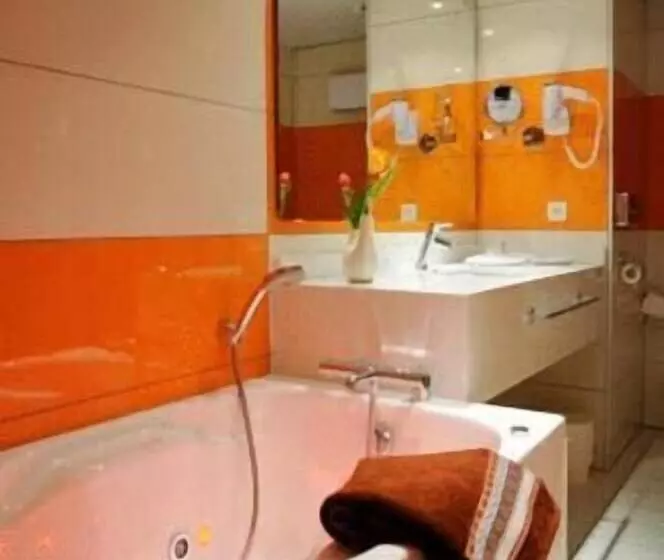 اتاق استاندارد با وان آب گرم, The Originals Boutique, Actuel Hôtel, Saintetienne Aéroport