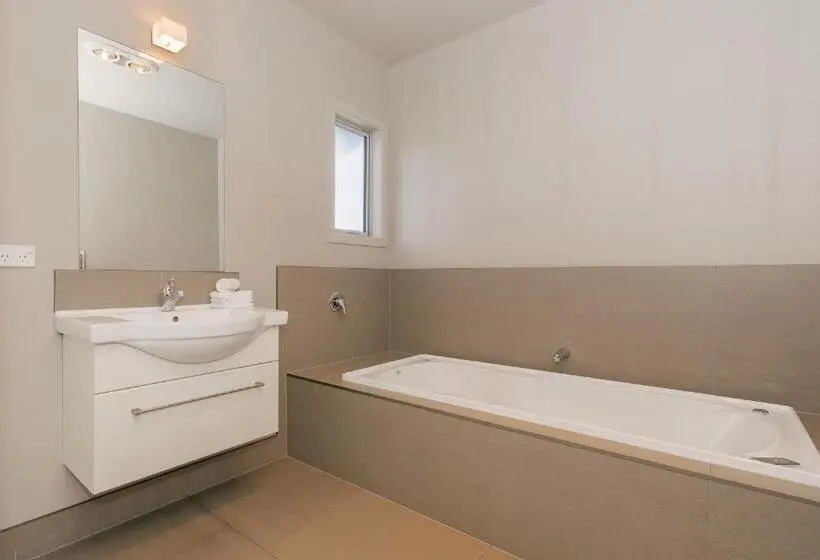３ベッドルームアパートメント, South Street West Motel