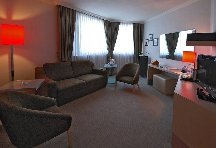 جناح جونيور, Eresin Hotels Taxim & Premier